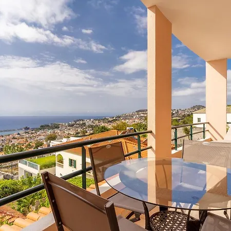 Stylish With Balcony And Amazing Views Over And The Sea فونشال