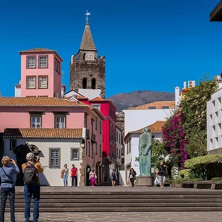 Stylish With Balcony And Amazing Views Over And The Sea フンシャル