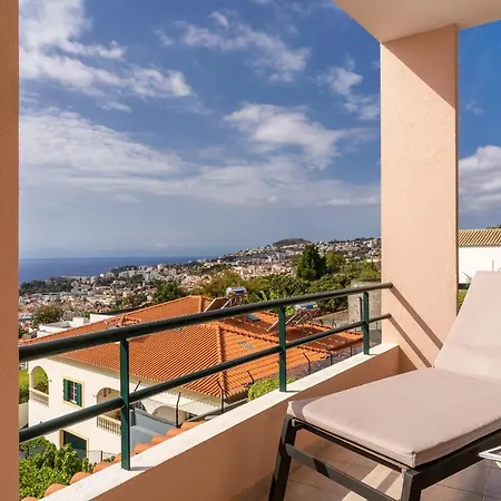 Stylish With Balcony And Amazing Views Over And The Sea شقة *