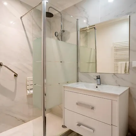 Stylish With Balcony And Amazing Views Over And The Sea 푼샬