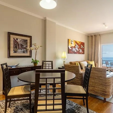 Stylish With Balcony And Amazing Views Over And The Sea דירה