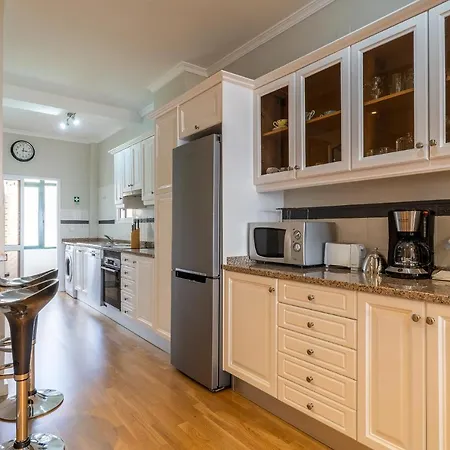 شقة Stylish With Balcony And Amazing Views Over And The Sea