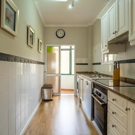 아파트 Stylish With Balcony And Amazing Views Over And The Sea