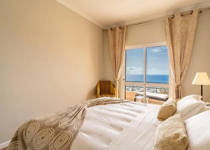 Stylish With Balcony And Amazing Views Over And The Sea * Funchal