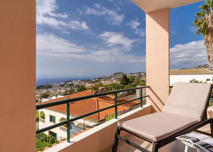 Stylish With Balcony And Amazing Views Over And The Sea Apartman *