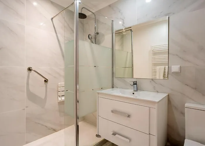 Stylish With Balcony And Amazing Views Over And The Sea Funchal