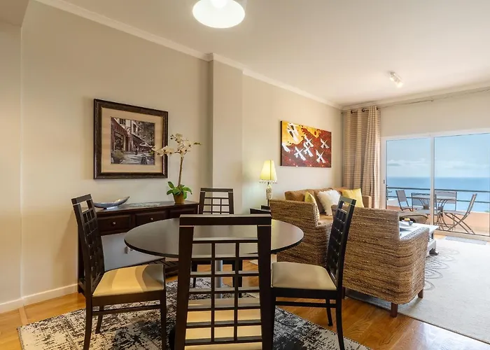 Stylish With Balcony And Amazing Views Over And The Sea Apartman
