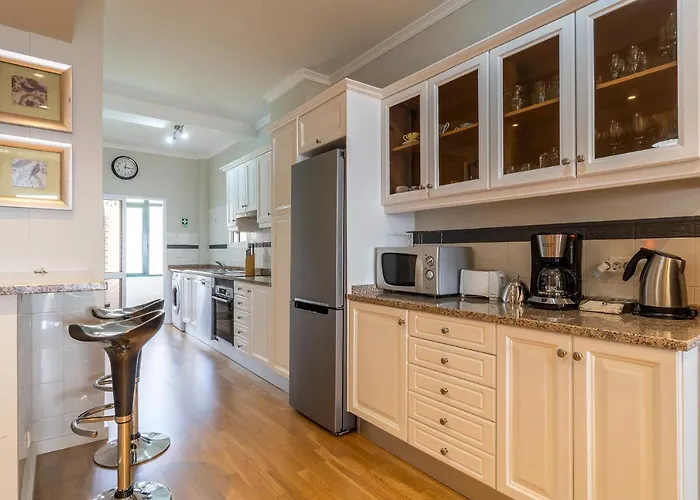 Apartman Stylish With Balcony And Amazing Views Over And The Sea