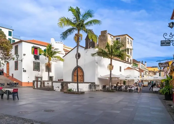 Stylish With Balcony And Amazing Views Over And The Sea