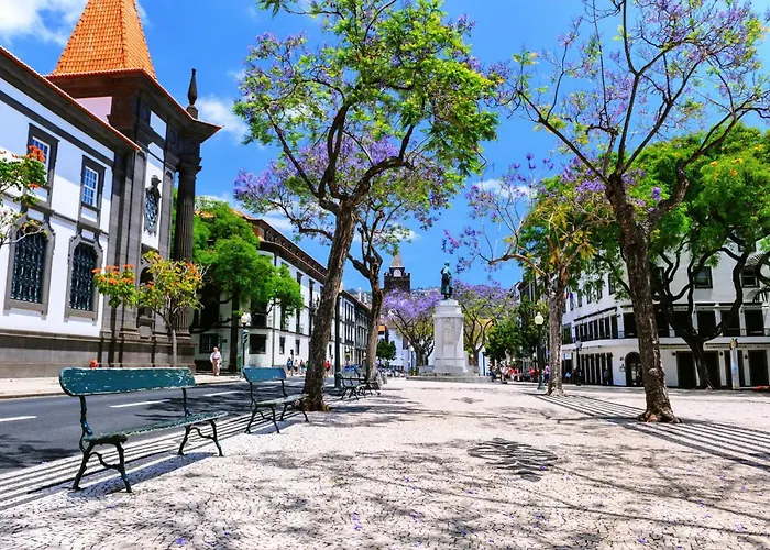 Stylish With Balcony And Amazing Views Over And The Sea Apartman